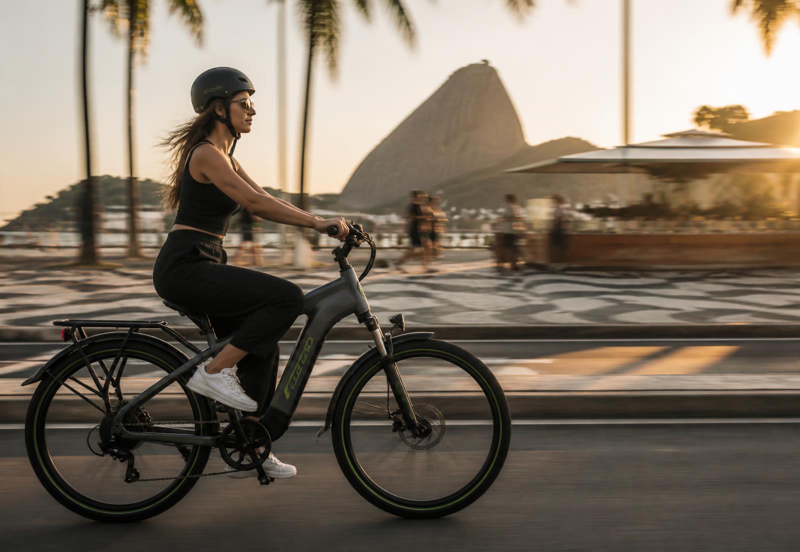 Mulher pedalando uma bicicleta elétrica VAI na orla ao pôr do sol